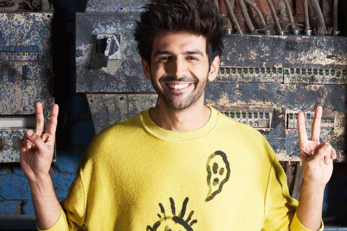 अपनी तारीफ करवाने के लिए Kartik Aryan देते हैं घूस