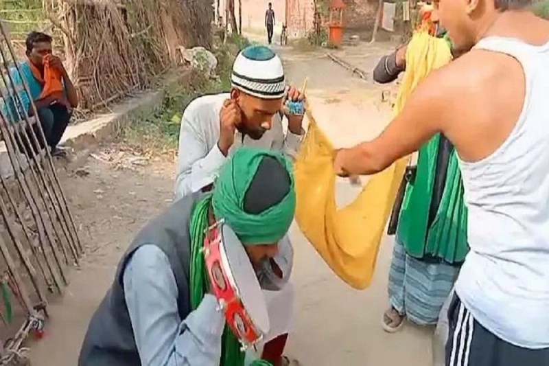 गोंडा: गांव आए तीन मुस्लिम फकीरों से लगवाए जय श्रीराम के नारे, करवाई उठक-बैठक, देखें वीडियो