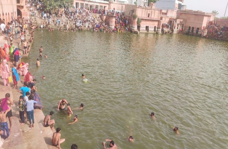 गंगा दशहरा पर श्रद्धालुओं ने विमल कुण्ड में लगाई डूबकी, की पूजा-अर्चना