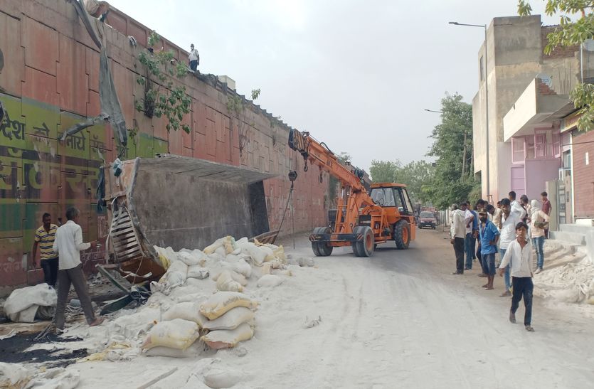 30 फीट ऊंची एक्सप्रेस हाईवे से गिरा ट्रेलर, बड़ा हादसा टला