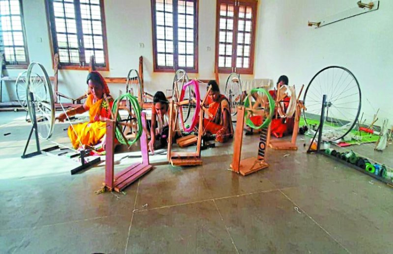 हथकरघे से बुन रहे जिंदगी : सूत कातकर महिलाएं कपड़े भी बना रहीं, रोज की कमाई 800 रुपए तक