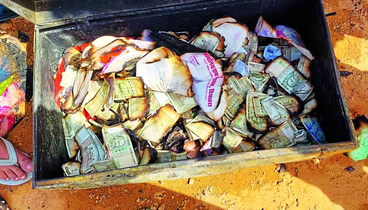 आग में जले 15 लाख के नोट, 18 लाख रुपए के गहने