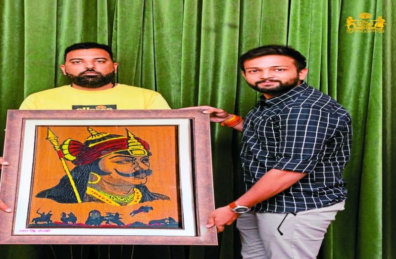 हल्दीघाटी की मिट्टी से बनाई महाराणा प्रताप की पेंङ्क्षटग को देखकर लक्ष्यराज ङ्क्षसह हुए अभिभूत