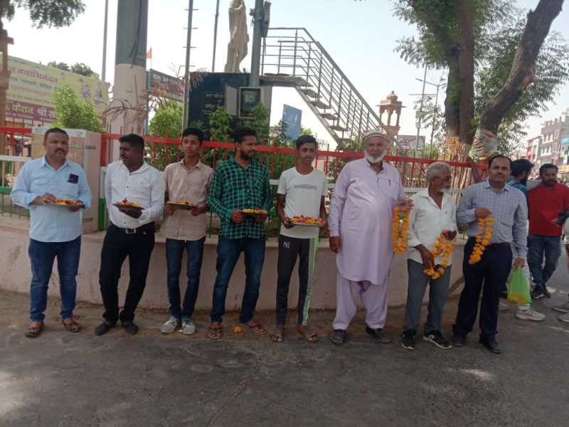 बाड़मेर में महेश नवमी पर फूल बरसाते मु​स्लिम समाज के लोग।