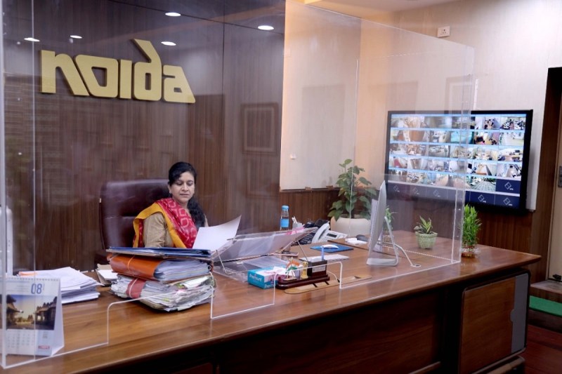 खुशखबरी: नोएडा में झुग्गी वालों को जल्द मिलने वाले हैं फ्लैट, सीईओ रितु माहेश्वरी ने दिए ये निर्देश