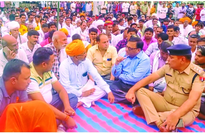 रियांबड़ी. धरनास्थल पर मौजूद लोगों से समझाइश करते हुए पुलिस व प्रशासनिक अधिकारी।