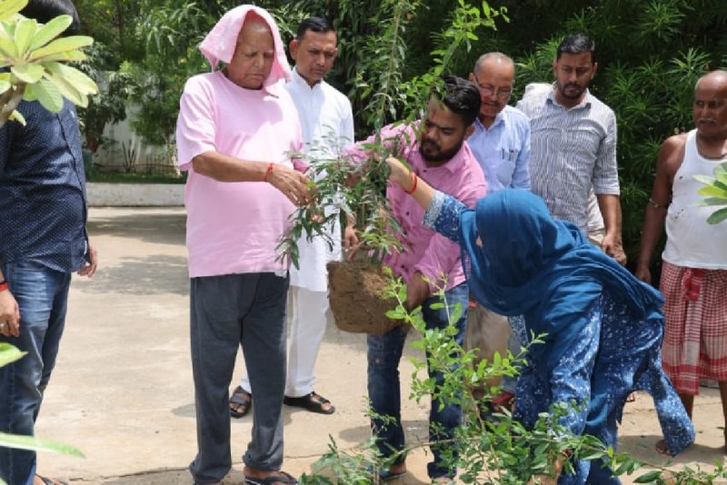 75 साल के हुए लालू यादव, बर्थडे पर काटा लड्डू, किया पौधारोपण