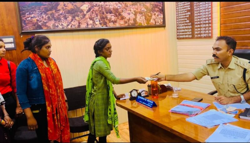 Agent took money by pretending to study