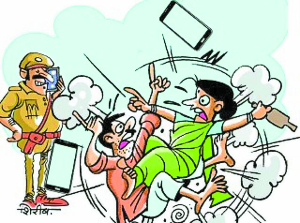 पहले प्यार पाने को लड़े, अब बिछडऩे को लड़ रहे