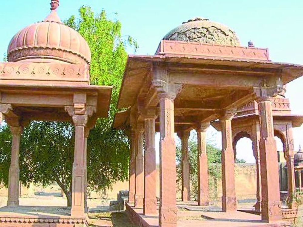 क्षतिग्रस्त हो रही लाल पत्थर की छतरियां