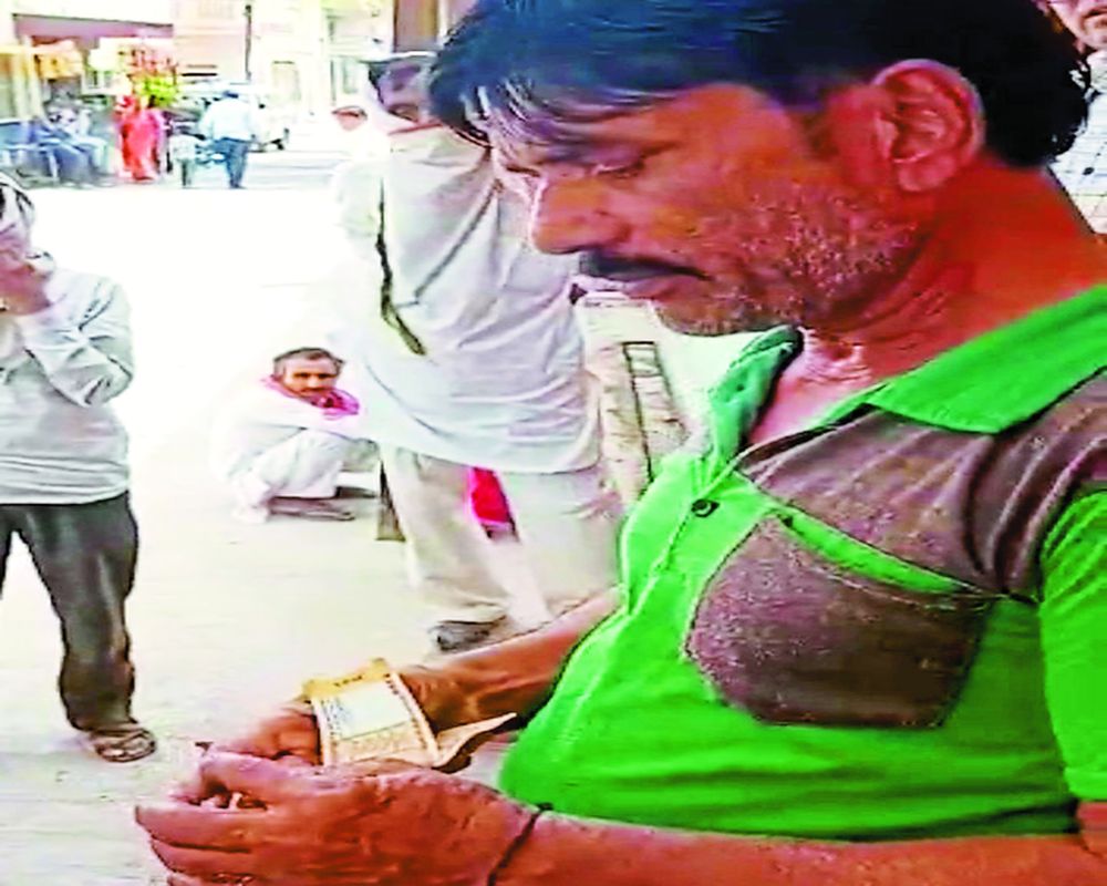 पोस्टमार्टम के बाद परिजनों से स्वीपर ने जबरन ले लिए रुपए