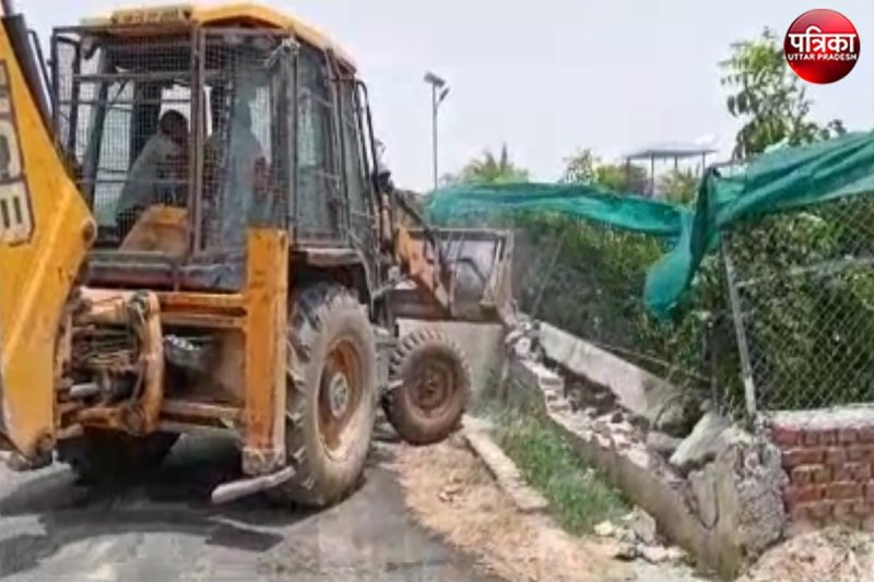 27-farm-houses-demolished-by-bulldozer-in-noida.jpg