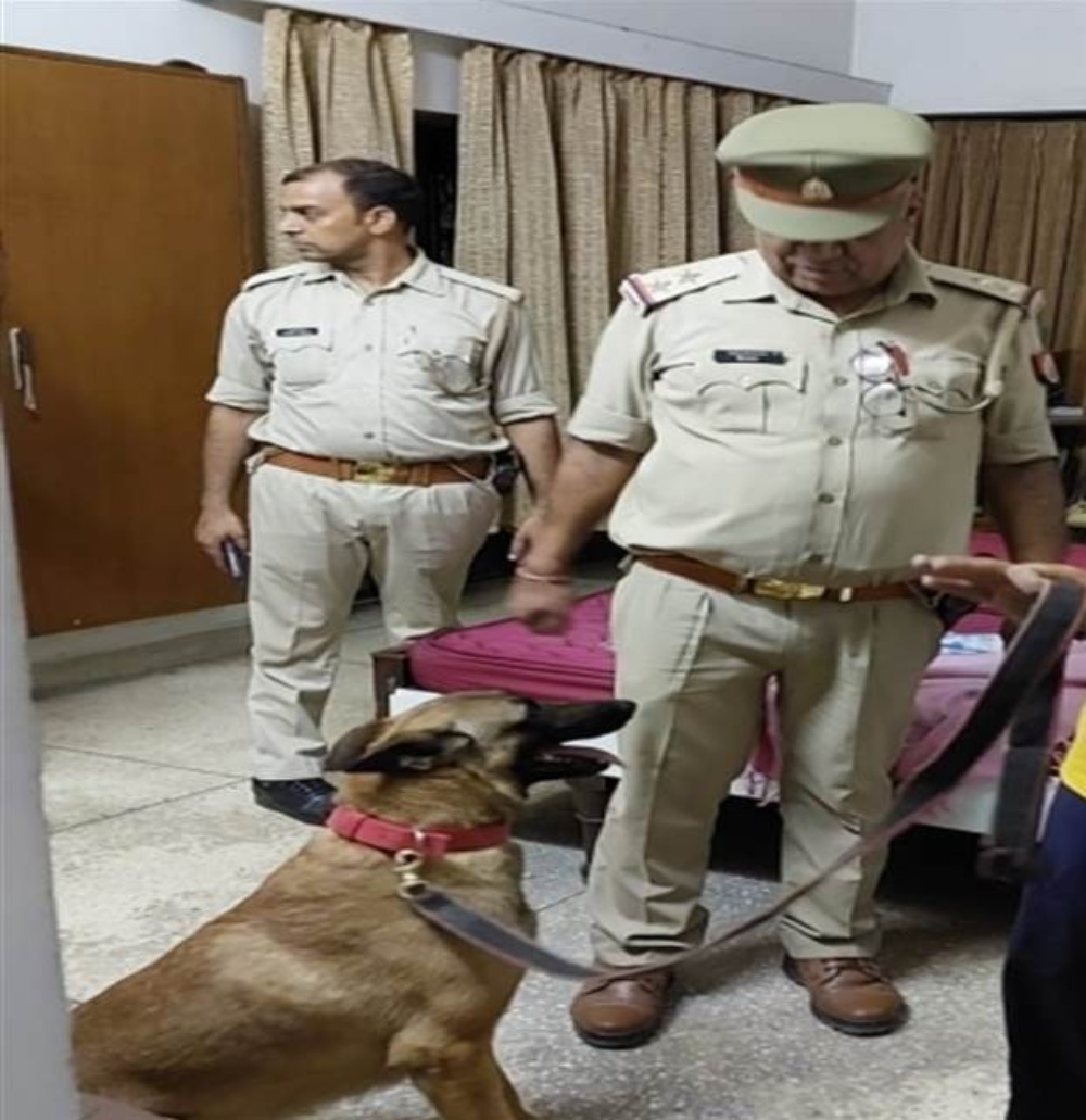 loot in Meerut : पुलिस उपमुख्यमंत्री की सुरक्षा में व्यस्त, बदमाशों ने बंधक बनाकर लूट लिया 25 तोले सोना और नकदी