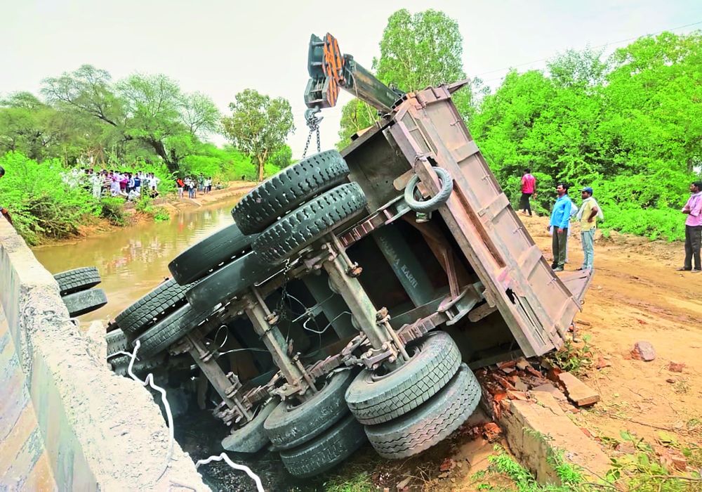 बजरी से भरा बेकाबू ट्रक नहर में गिरा, चालक की मौत