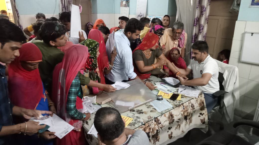 जगह की कमी से मरीज परेशान, एक चैंबर में बैठ रहे दो-दो डॉक्टर