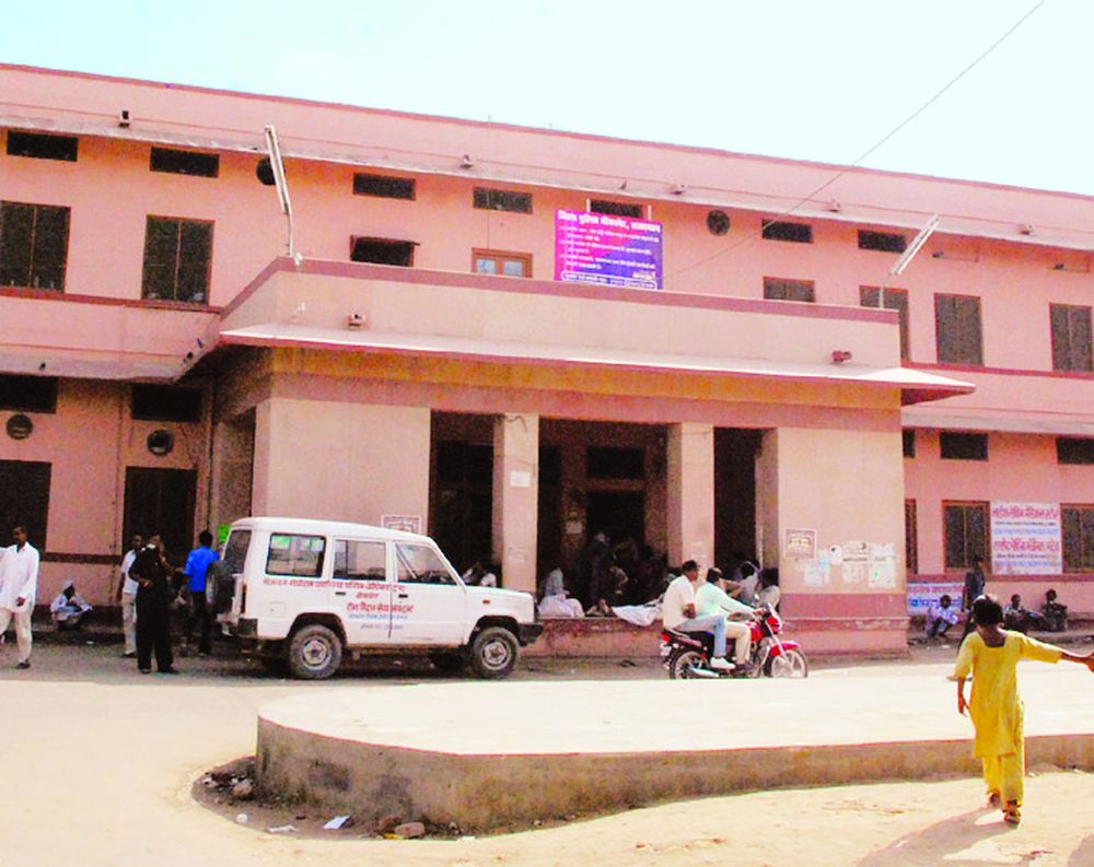 बेटे के मृत्यु प्रमाण पत्र के लिए अस्पताल में भटक रहा पिता