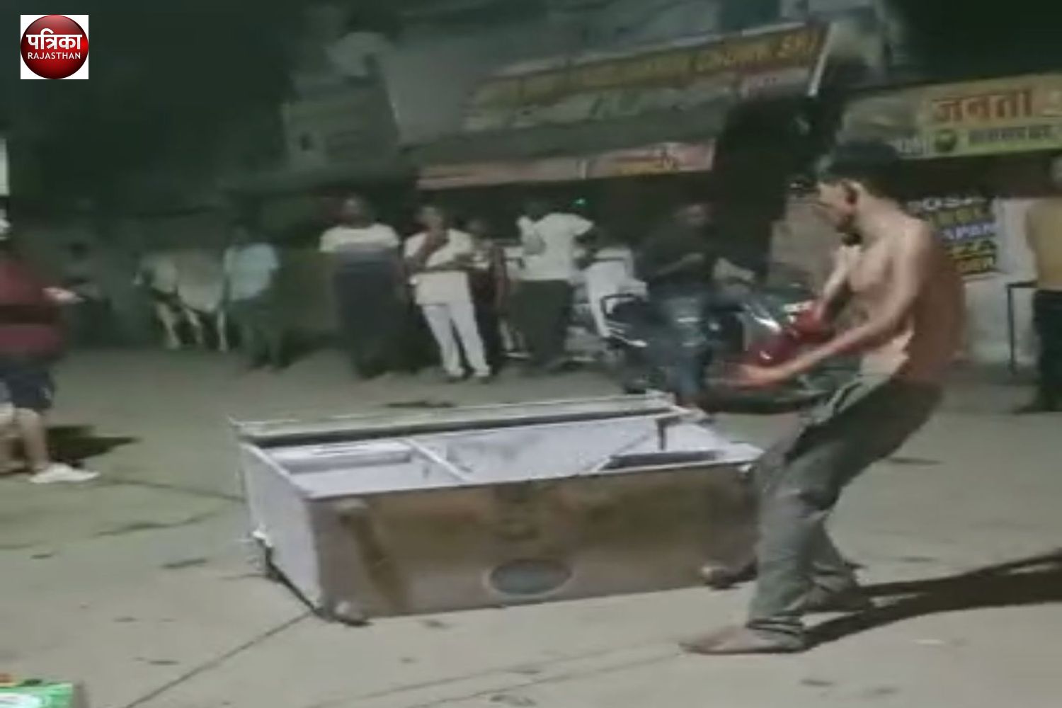 शहर के व्यस्ततम चौराहे पर युवक ने जमकर मचाया उत्पात, दुकानों में की तोडफ़ोड़, गिरफ्तार