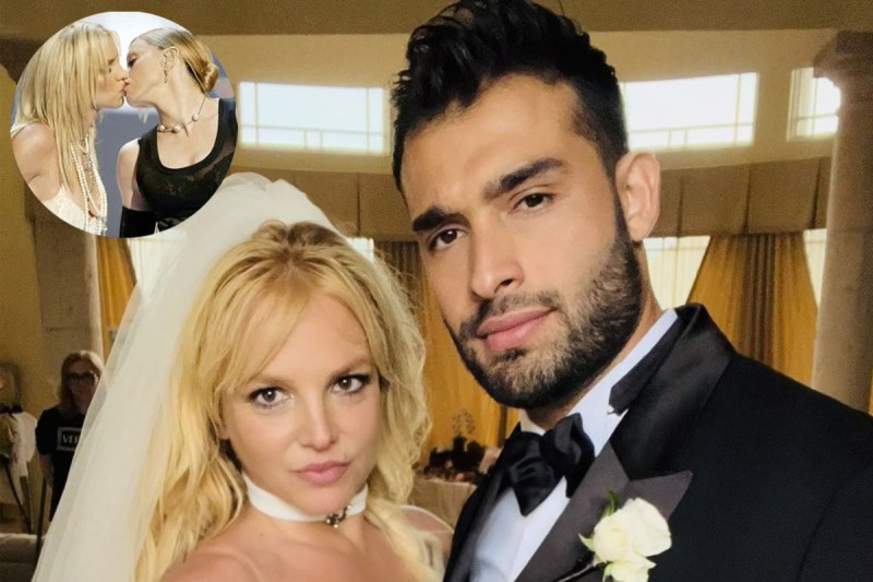 Britney Spears ने खुलेआम किया Madonna संग लिपलॉक