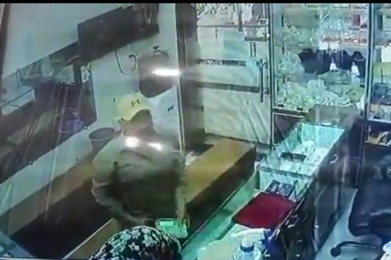 300 रुपए की खरीद कर लाखों के गहने ले उड़े चोर, अट्टा मार्केट में ऐसे लगाया सर्राफा कारोबारी को चूना