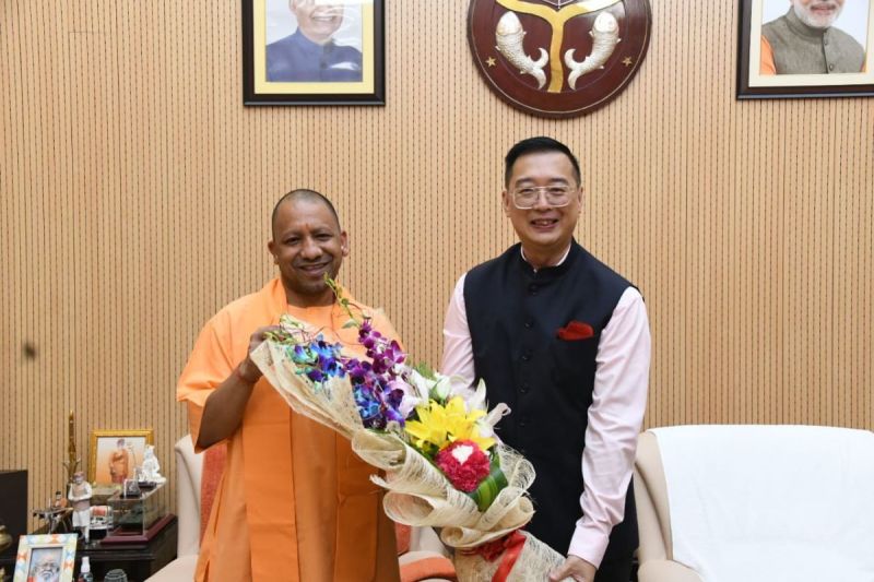 yogi_and_singapore_high_commissioner.jpg