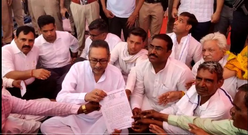 जो आश्वासन चार दिन पहले था, उसी आश्वासन पर पांच दिन बाद माने आंदोलनकारी