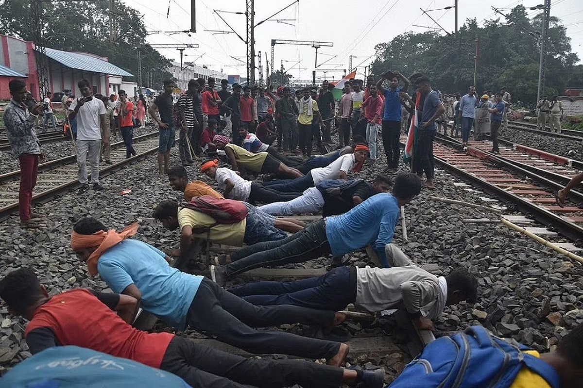 झारखंड में भी अग्निपथ योजना का जोरदार विरोध, कई जिलों में रेलवे ट्रैक और सड़कों पर उतरे युवा, बोले- 'भविष्य से हो रहा है खिलवाड़'