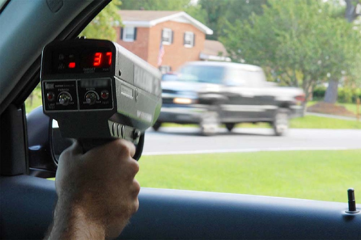 नोएडा की सड़कों पर तेज स्पीड से वाहन चलाना अब पड़ेगा महंगा, लगाई जा रही स्पेशल मशीनें
