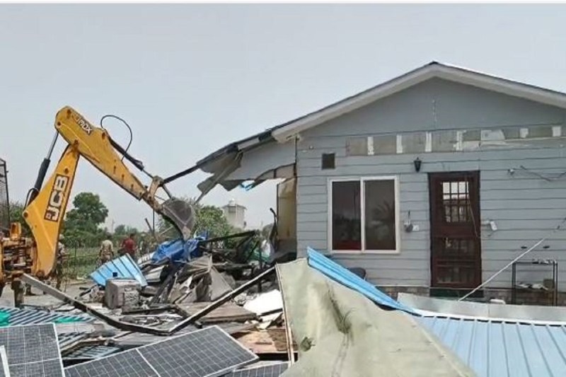 नोएडा: नियमों के विरुद्ध बनाए गए अवैध फॉर्म हाउस पर चला बुलडोजर, 52 करोड़ की जमीन कराई कब्जा मुक्त