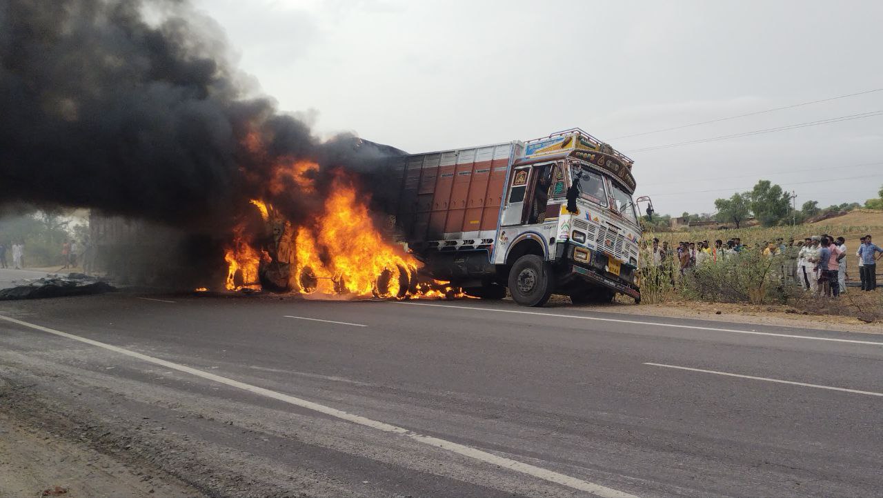 SriGanganagar ट्रकों में हुई टक्कर से लगी आग, जिन्दा जला वाहन चालक