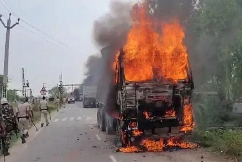 अग्निपथ योजना के विरोध में जहानाबाद में ट्रक और बस में लगाई आग, बिहार बंद को लेकर रेलवे ने रद्द की 315 ट्रेनें