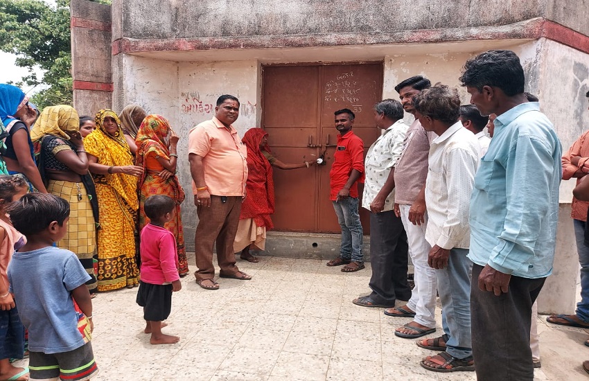 Gujarat Education system : आक्रोशित अभिभावकों ने लगाया कमरा विहीन स्कूल को ताला
