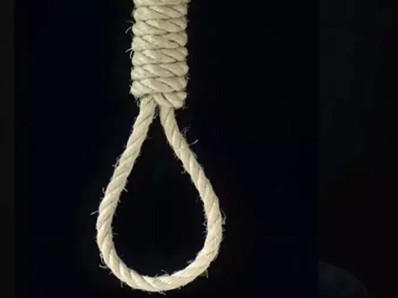 Sucide : मां घर से बाहर गई तो पुत्र ने उठाया यह कदम, जानें पूरा मामला