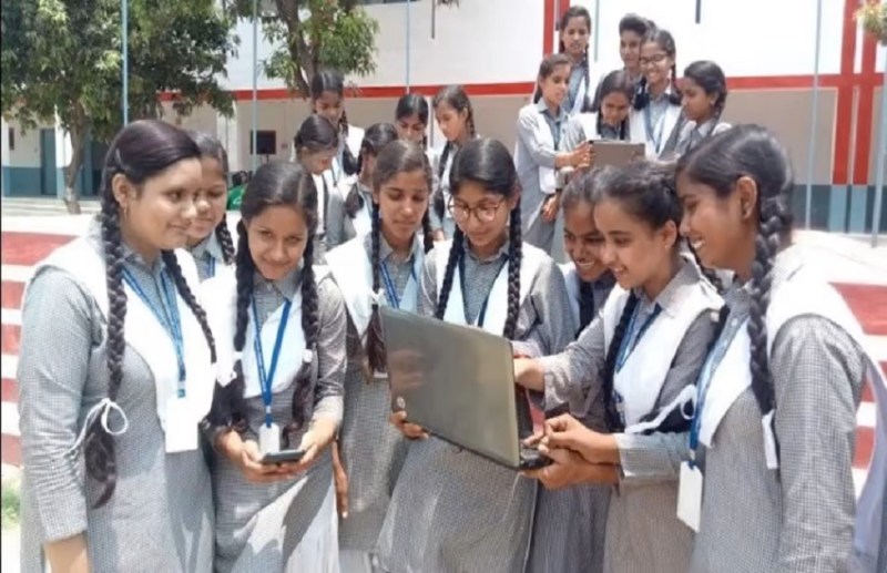 इंटरमीडिएट का रिजल्ट देखतीं छात्राएं