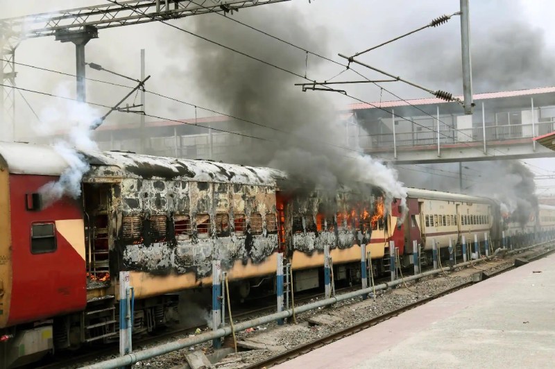 प्रदर्शनों से रेलवे को 200 करोड़ रुपये का नुकसान, अब तक उपद्रवियों ने ट्रेन के 50 डिब्बों और 5 इंजनों में लगाई आग