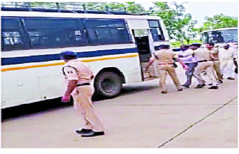 पंडाल उखाड़ा, एनआरडीए परिसर पहुंचे नाराज 200 किसान गिरफ्तार