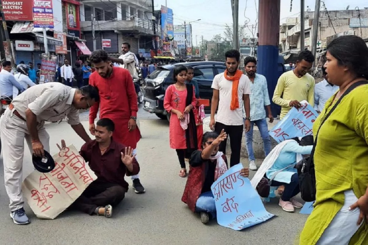 अग्निपथ के विरोध में छात्र संगठनों ने किया झारखंड बंद का ऐलान, रांची में थमे ट्रेन व बसों के पहिए, बढ़ी यात्रियों की परेशानी