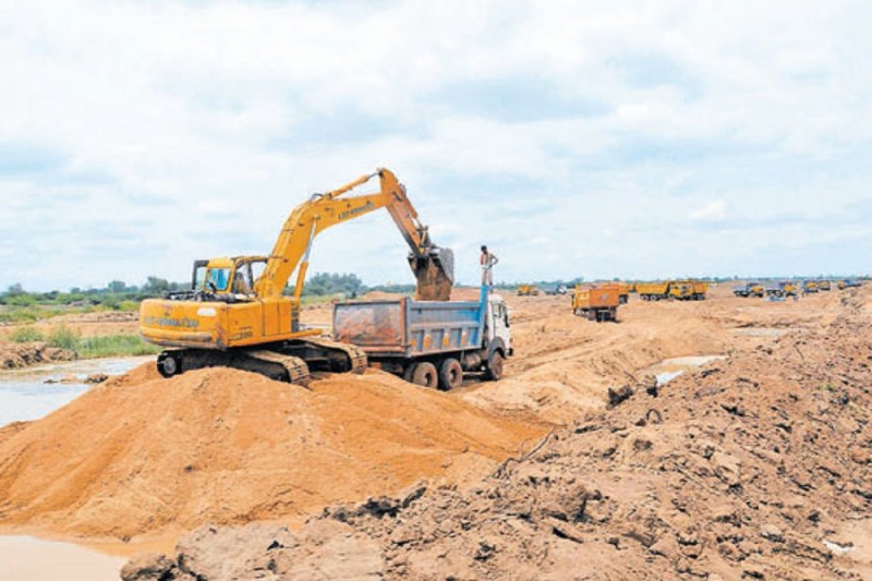 रामपुर में खनन माफिया पर कार्रवाई करने गई नायब तहसीलदार की टीम को दौड़ा-दौड़ाकर पीटा, की अंधाधुंध फायरिंग