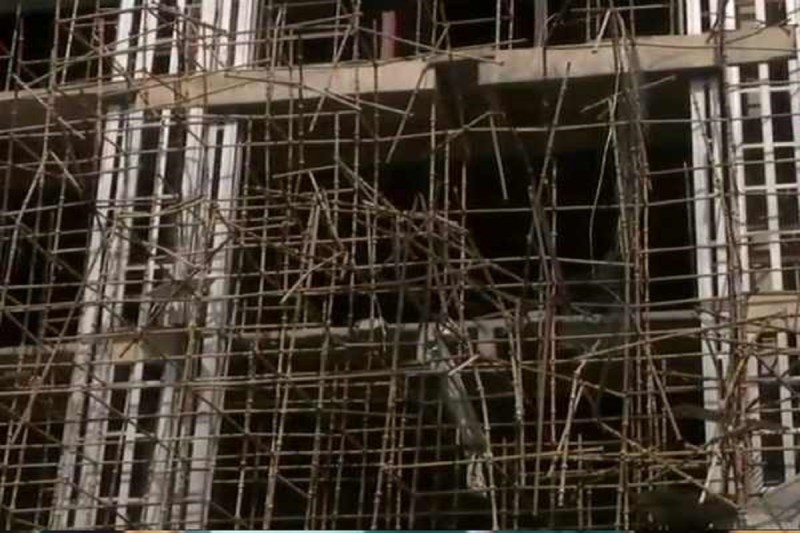 Greater Noida: 12वीं मंजिल से लटक रहे दोस्त को बचाने गया था अब्दुल, तभी हुआ भयंकर हादसा, जानें पूरा मामला