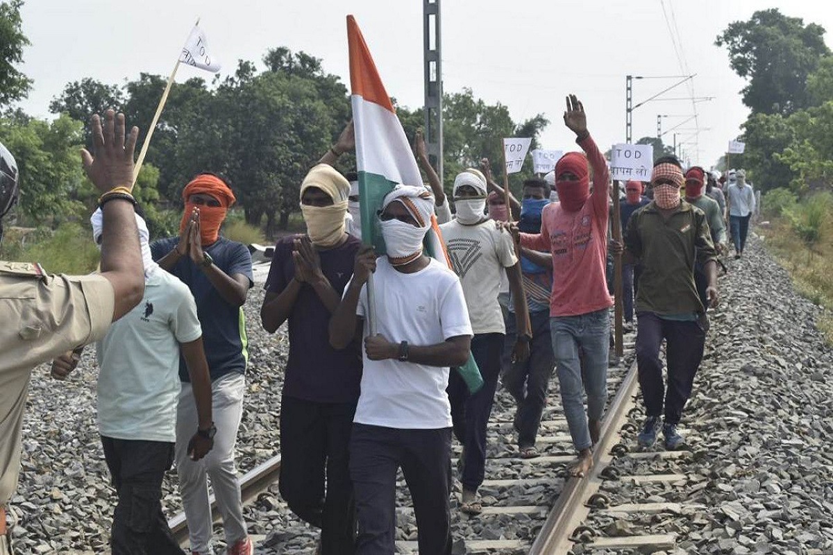 Agneepath Scheme:  उपद्रवियों ने चंदौली में पुलिस की जीप फूंकी, गाजीपुर में रेलवे ट्रैक जाम करने की कोशिश