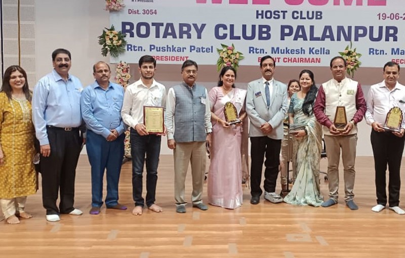 -दांतीवाड़ा में आयोजित सम्मान कार्यक्रम में विभिन्न सेवा क्षेत्रों में उत्कृष्ट कार्य के लिए मिला सम्मान