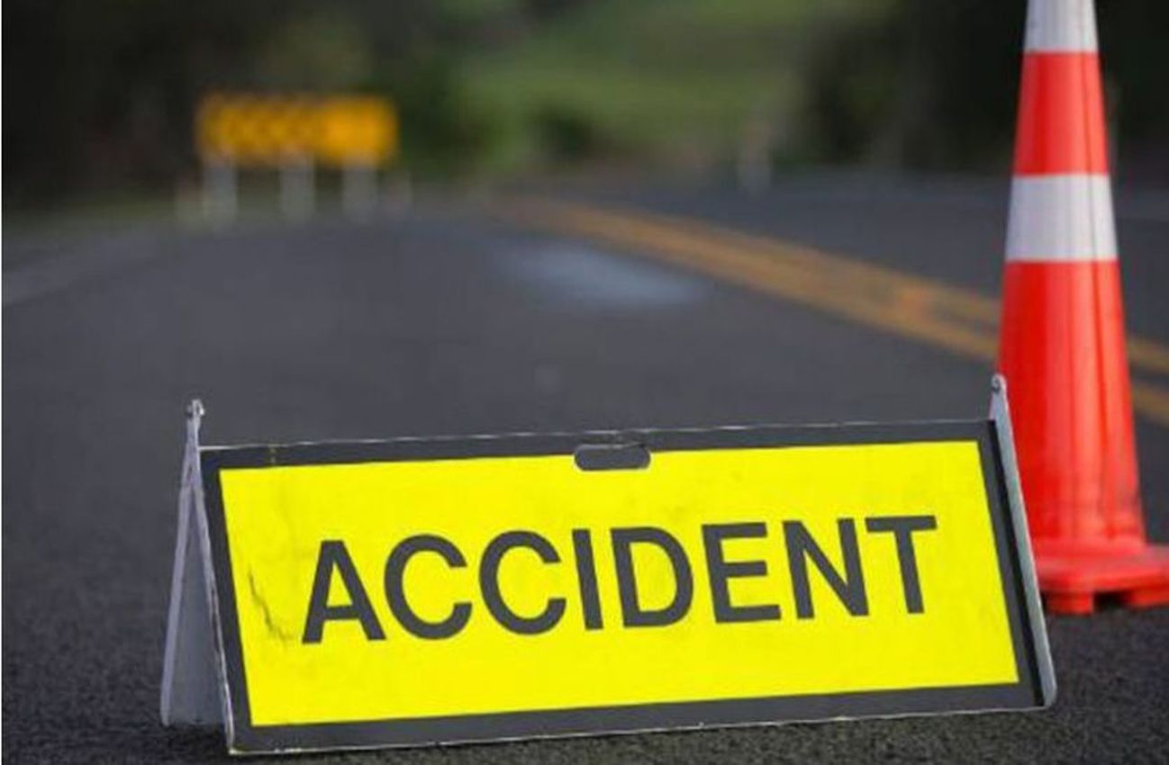 Road Accidet: कार की टक्कर से बाइक पर पीछे बैठे मां-बेटे हुए घायल