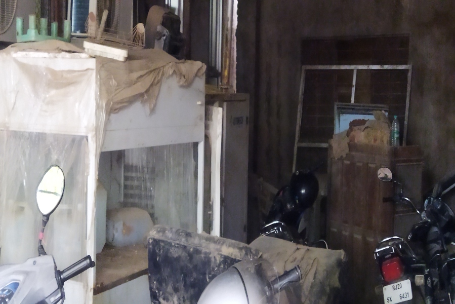 संभाग का सबसे बड़ा ब्लड बैंक: टॉर्च की रोशनी में ब्लड सेपरेशन व एसडीपी करना पड़ता है काम