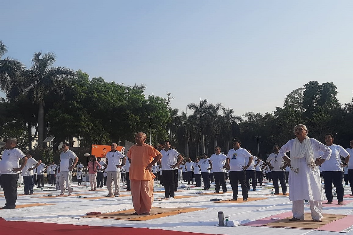 International Yoga Day 2022: CM योगी ने राजभवन में लोगों के साथ किया योगाभ्यास, राज्यपाल आनंदीबेन भी रहीं मौजूद