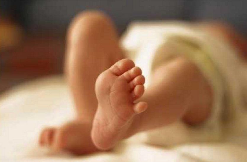इंसानियत शर्मसार- सात महीने की कन्या को थैली में डालकर फेंका