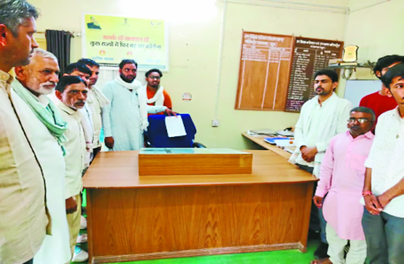 यहां पर.. ऑफिस में एसडीएम नहीं मिले तो उनकी कुर्सी पर चिपकाया ज्ञापन