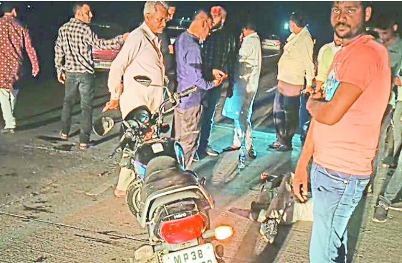 घटना के दौरान राहगीरों ने मौके पर पहुंचकर 108 डायल कर पुलिस को सूचना दी