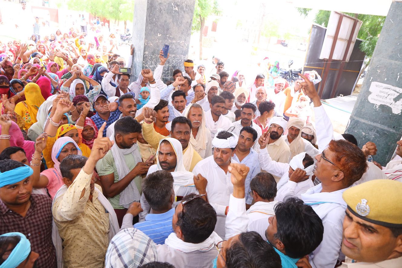 हनुमानगढ़ में निकाली रैली, जिला परिषद कार्यालय को घेरा