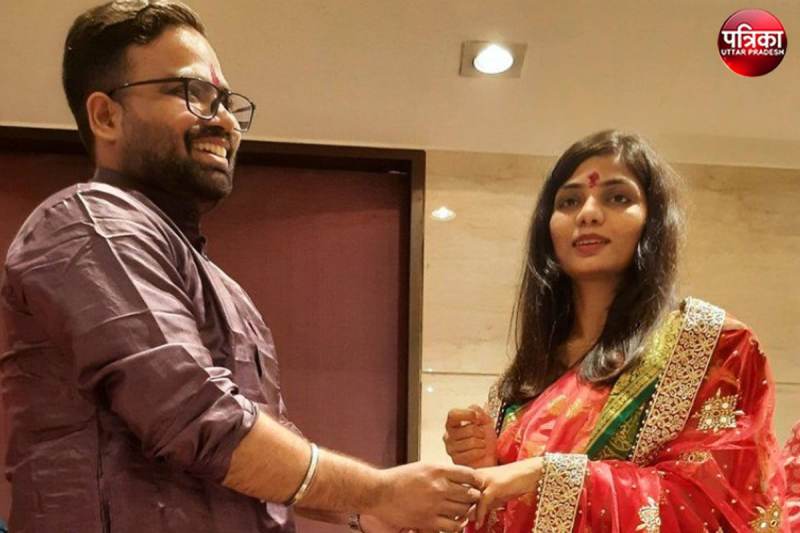 Who is UP me Ka ba fame Singers Neha Singh's Husband Himanshu Singh