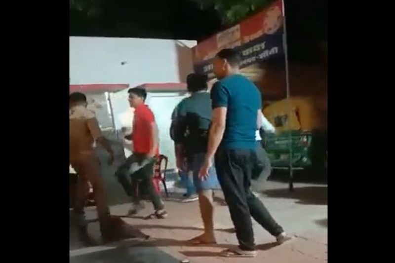 तमंचे पे डिस्को.. गाने पर डांस करते हुए झांसी पुलिस का वीडियो वायरल, दरोगा समेत 8 पर गिरी गाज