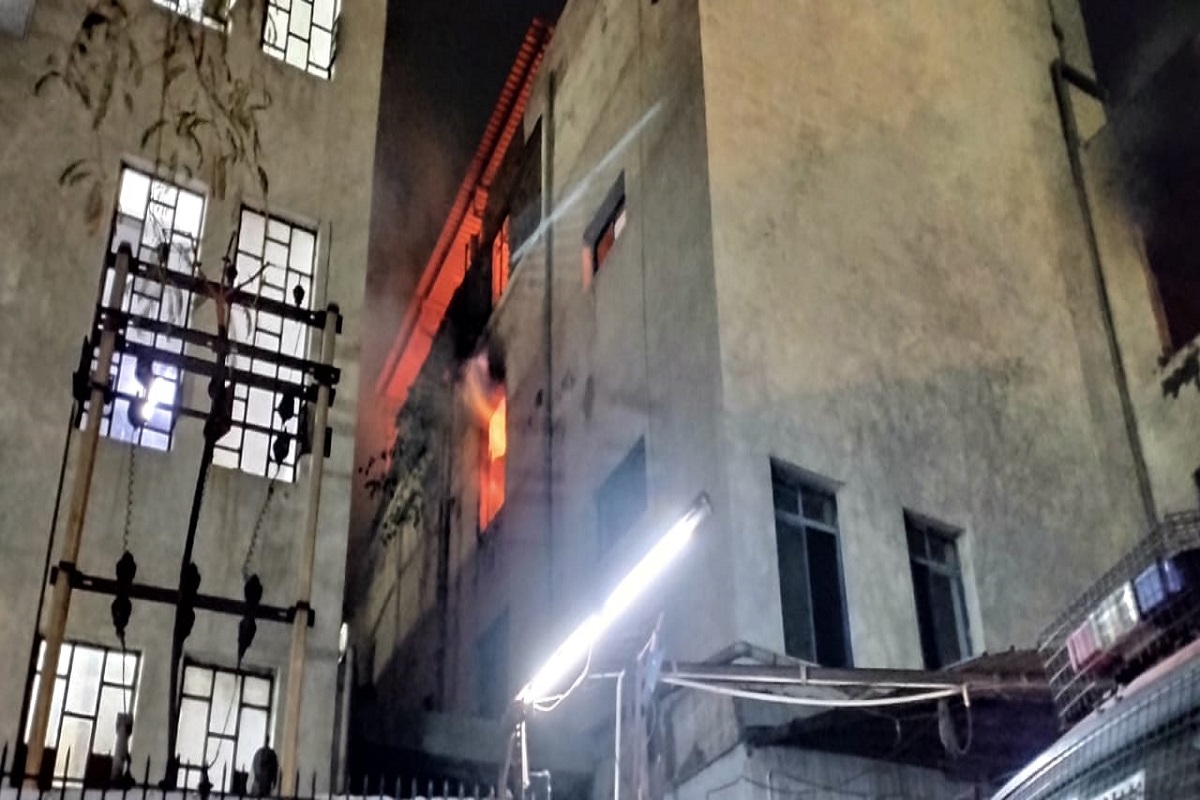 Noida: गत्ता फैक्टरी में अचानक भीषण आग लगने से हड़कंप, लाखों का पैकेजिंग मैटेरियल जल कर राख